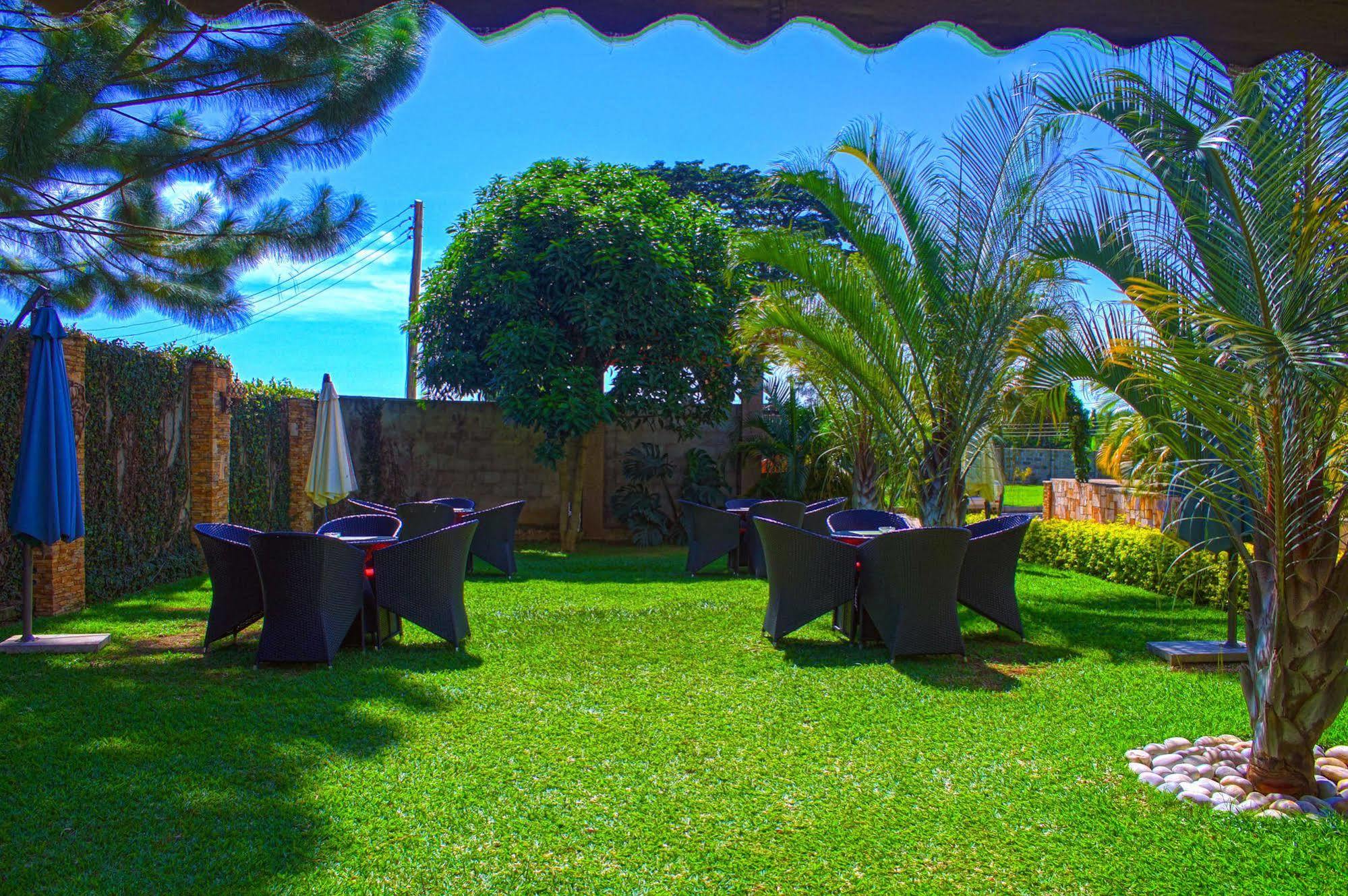 Bed and Breakfast Rosemary Courts Энтеббе Экстерьер фото